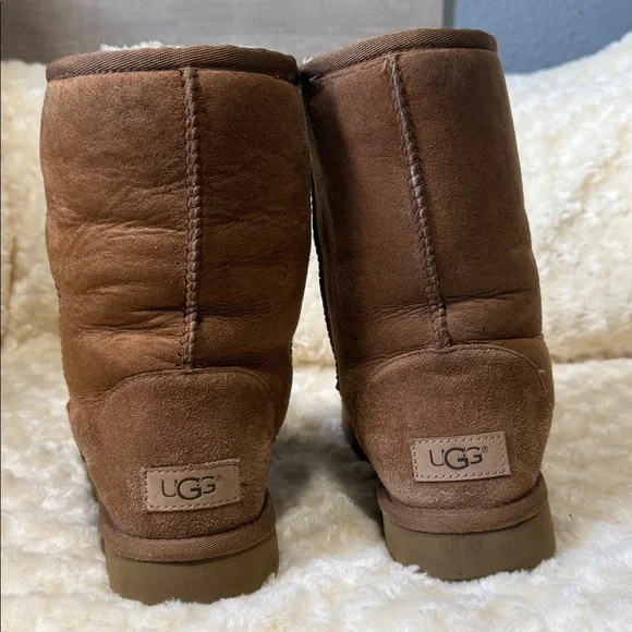 UGG CLASSIC SHORT BOOTS - Picture 5 of 11